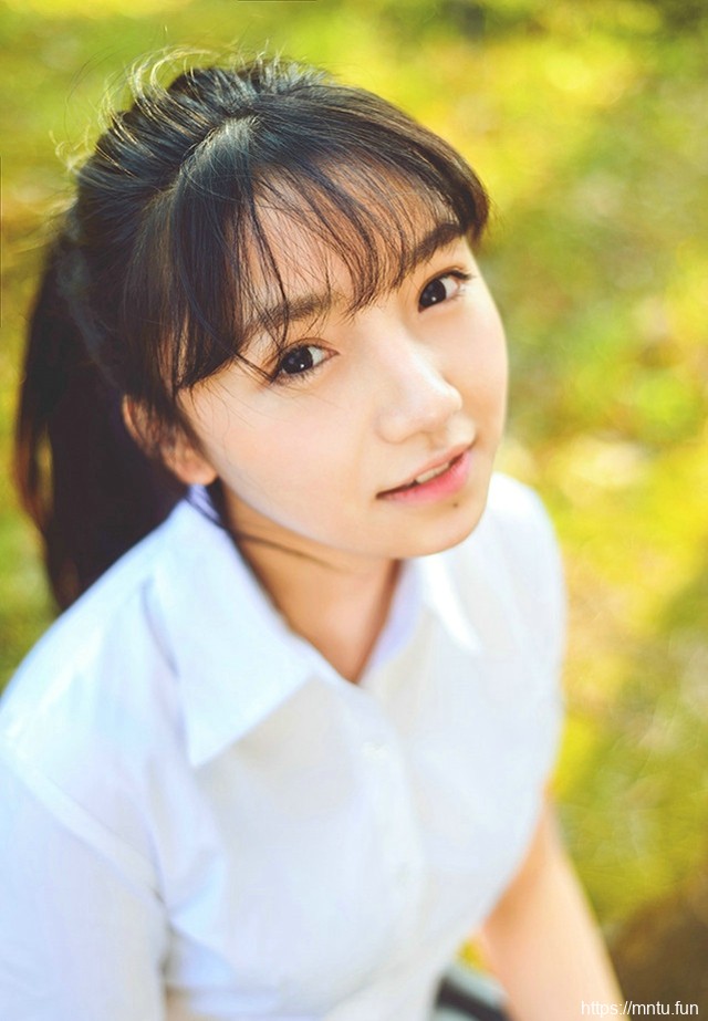 路过春天的时光少女白衬衫超短裙让阳光充满脸庞