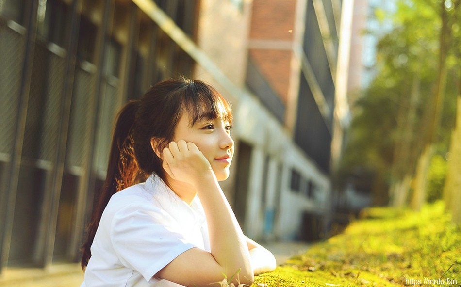 路过春天的时光少女白衬衫超短裙让阳光充满脸庞