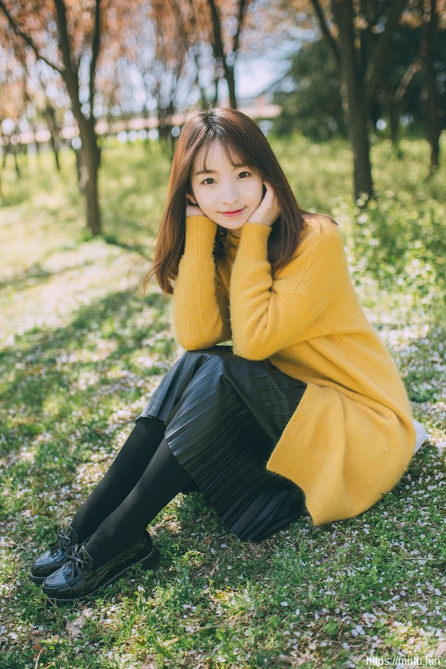 三月的春风下黄色毛衣美女甜美清新写真