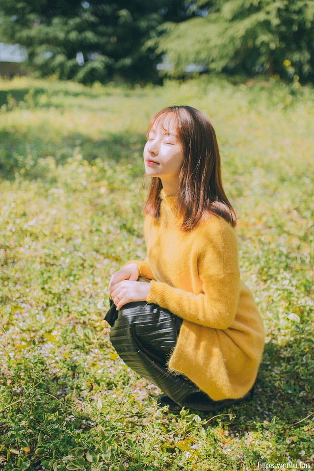 三月的春风下黄色毛衣美女甜美清新写真