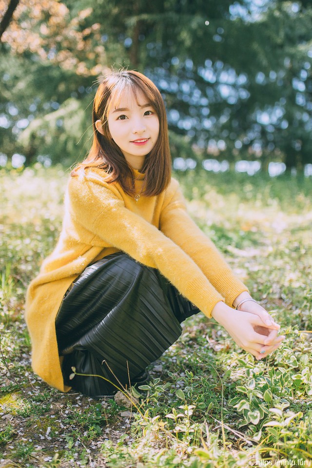 三月的春风下黄色毛衣美女甜美清新写真