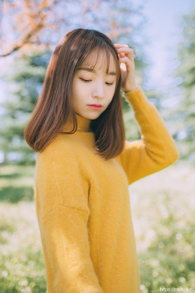 三月的春风下黄色毛衣美女甜美清新写真
