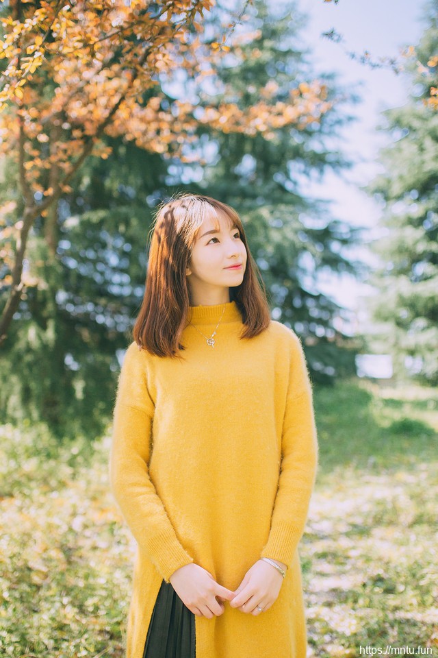 三月的春风下黄色毛衣美女甜美清新写真
