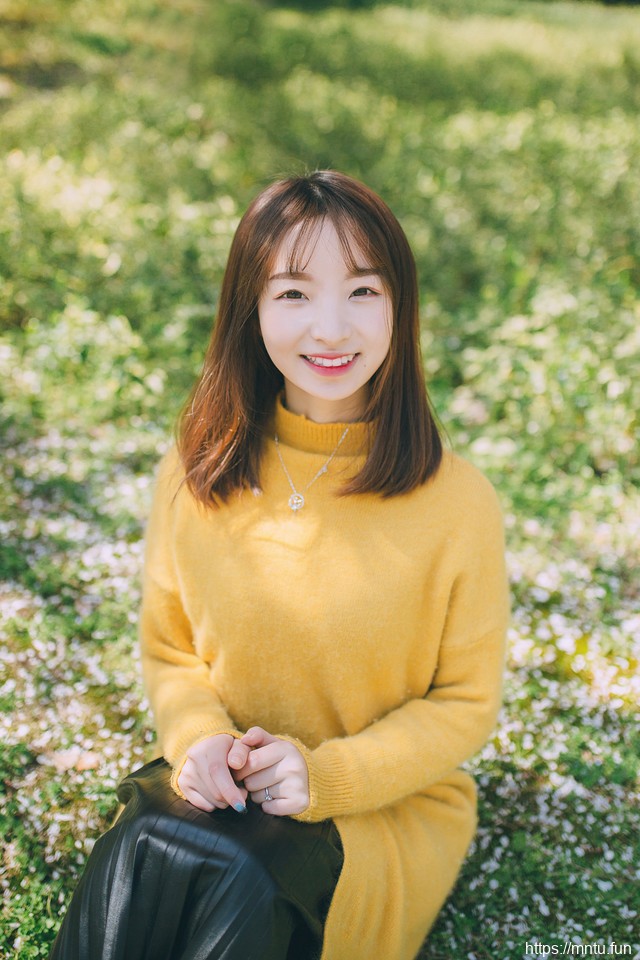 三月的春风下黄色毛衣美女甜美清新写真