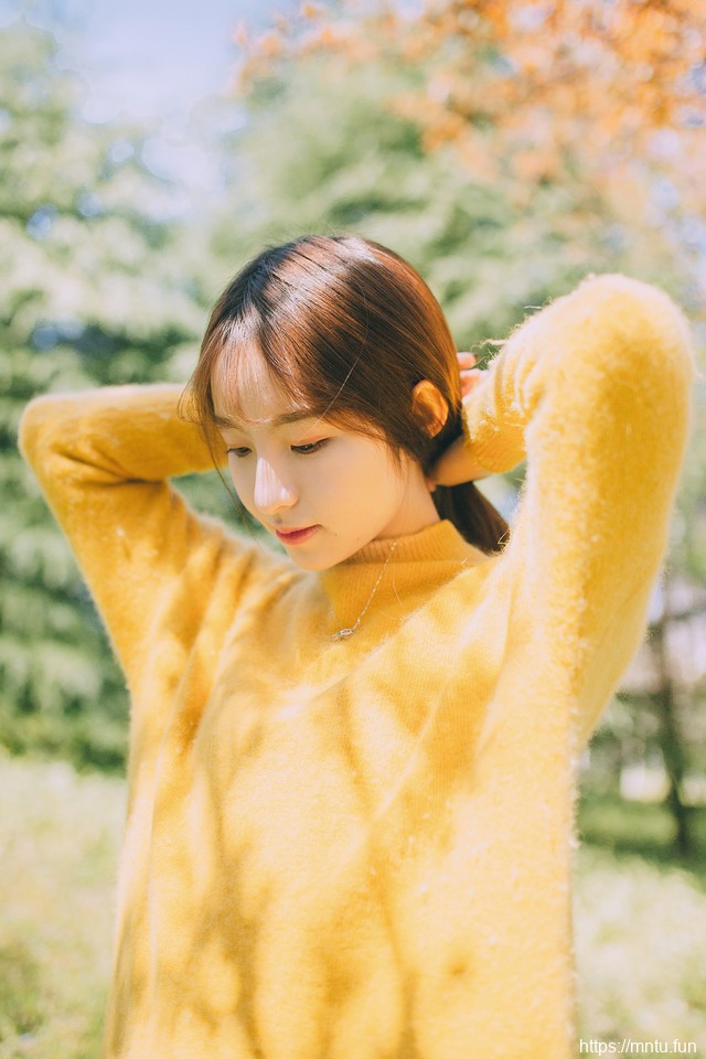 三月的春风下黄色毛衣美女甜美清新写真