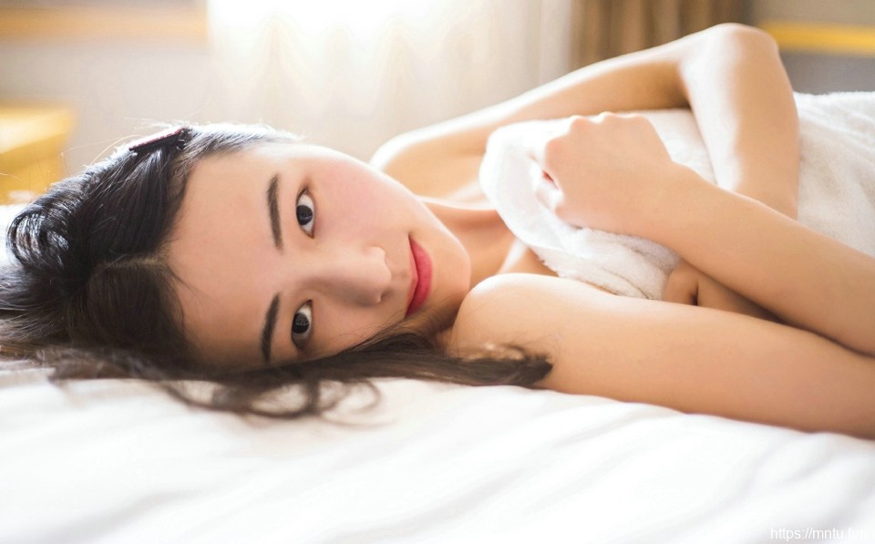 私房浴巾少女素颜白嫩美肤诱人