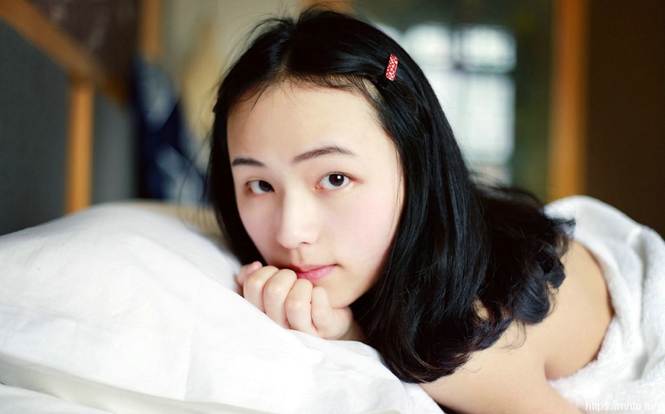 私房浴巾少女素颜白嫩美肤诱人