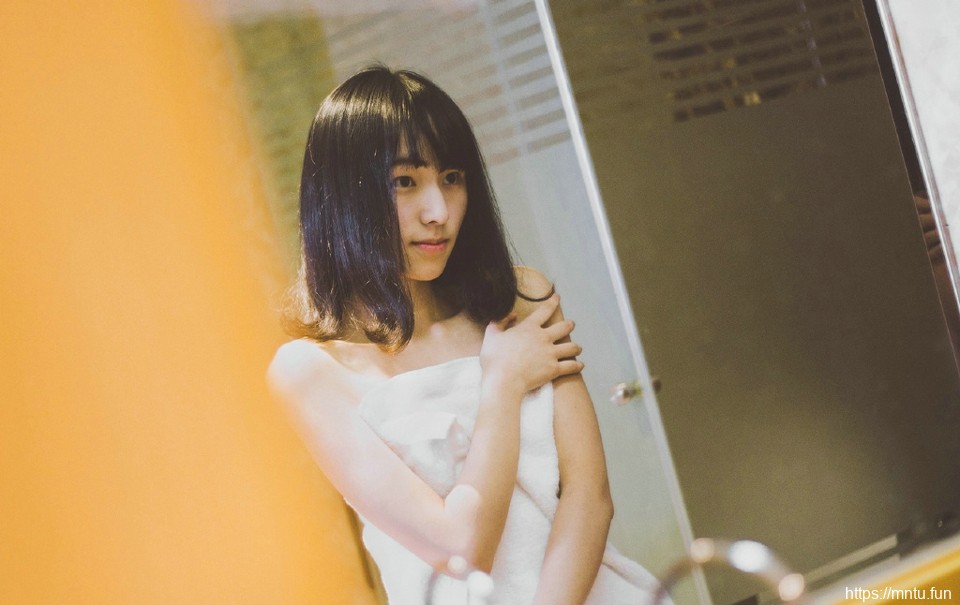 私房浴巾少女素颜白嫩美肤诱人