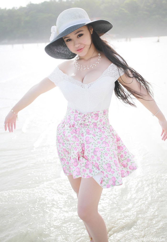 嫩模可儿大胸性感诱惑美女图片