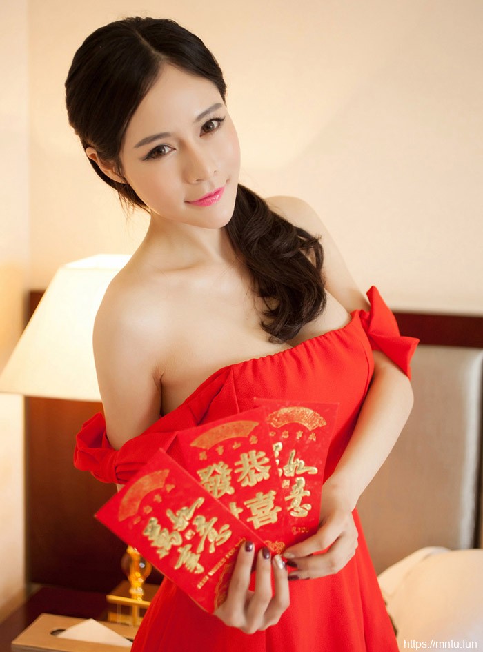 居家美女性感乳沟写真图片