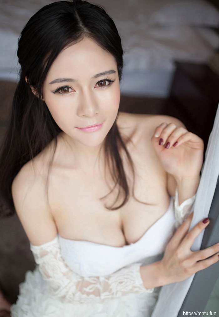 居家美女性感乳沟写真图片