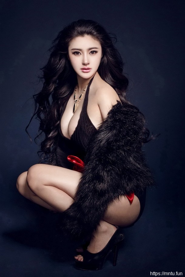 美女模特周宜诺大秀好身材