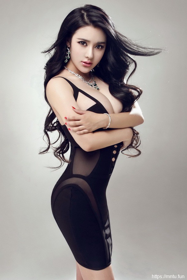 美女模特周宜诺大秀好身材