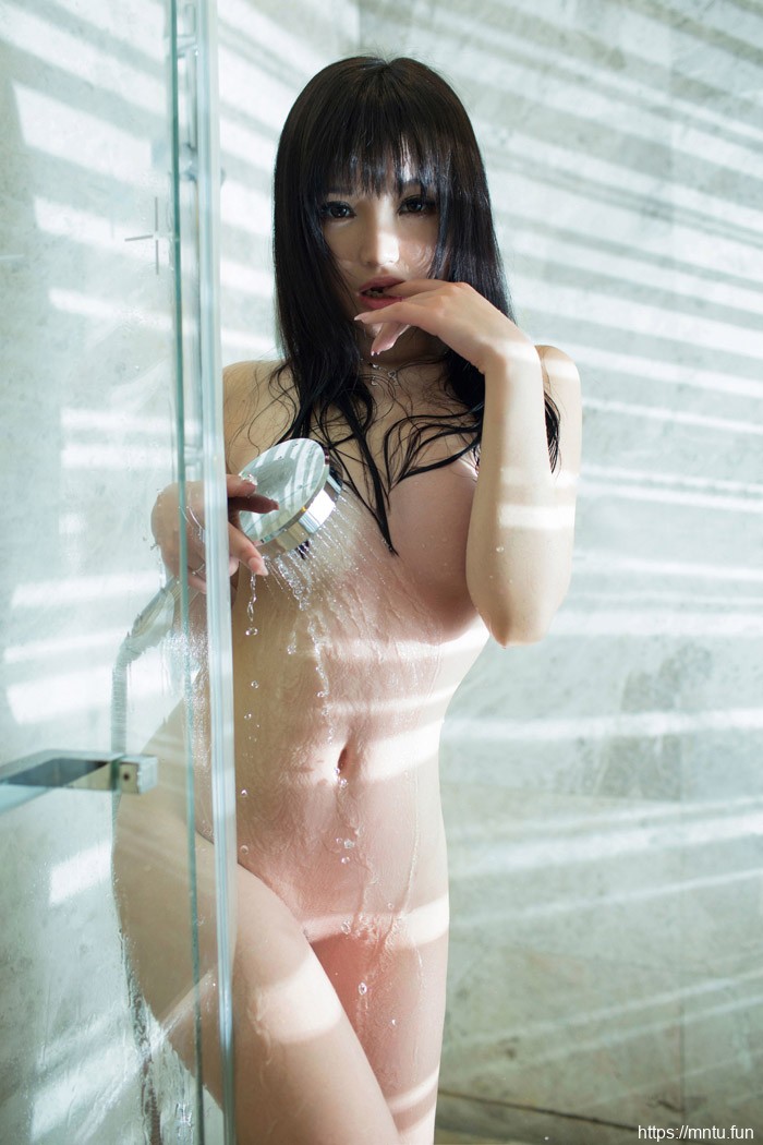 极品妹子米妮全裸浴室照