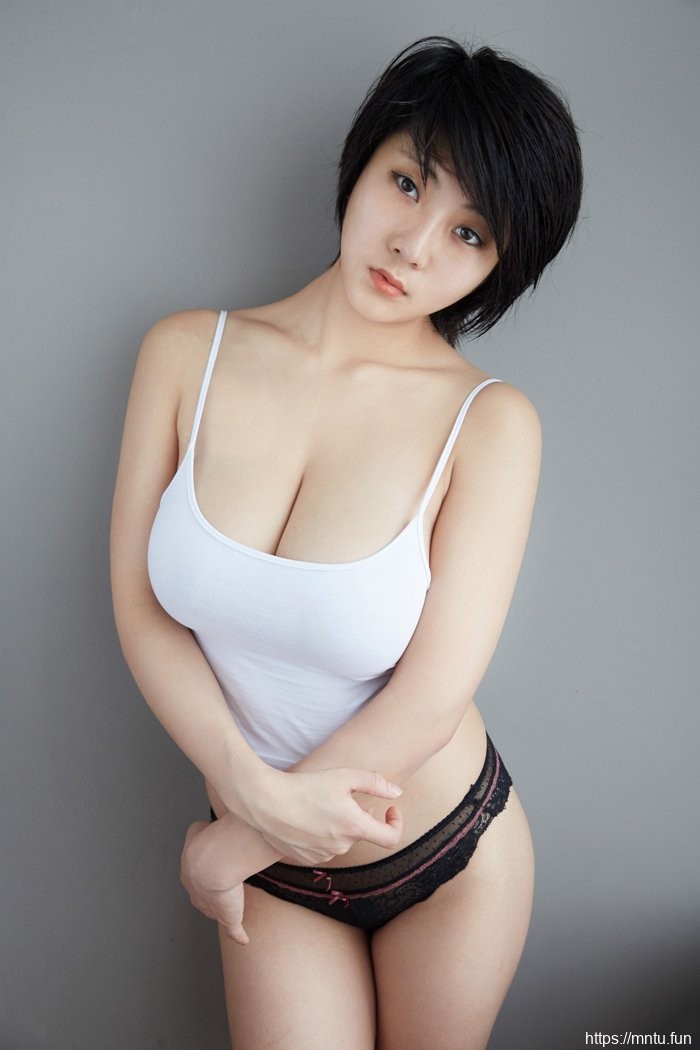 短发美女性感迷人写真