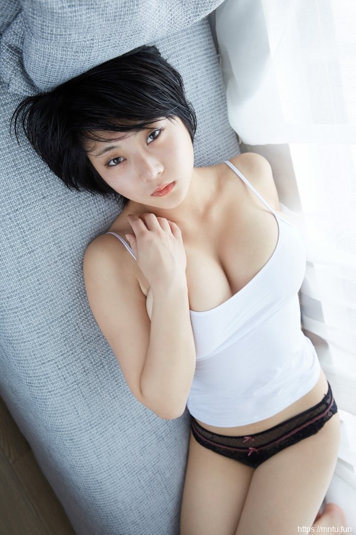 短发美女性感迷人写真