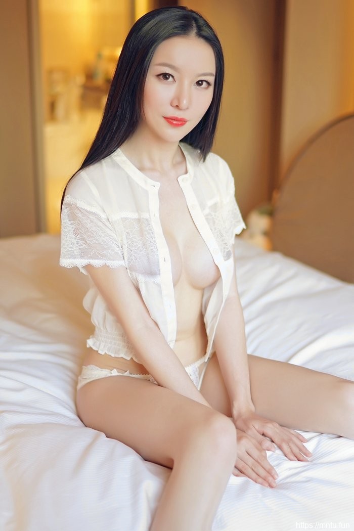 性感少妇慕羽茜自摸美乳姿势撩人