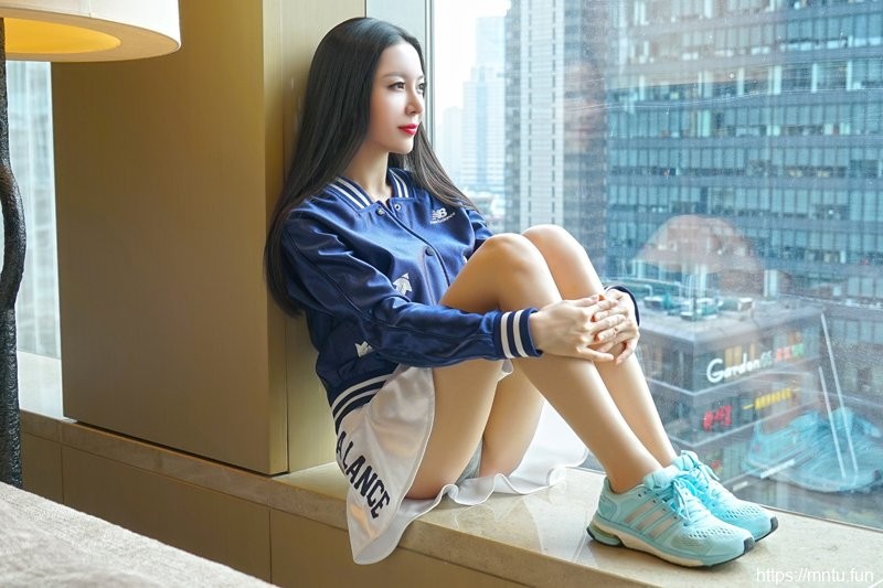 性感少妇慕羽茜自摸美乳姿势撩人