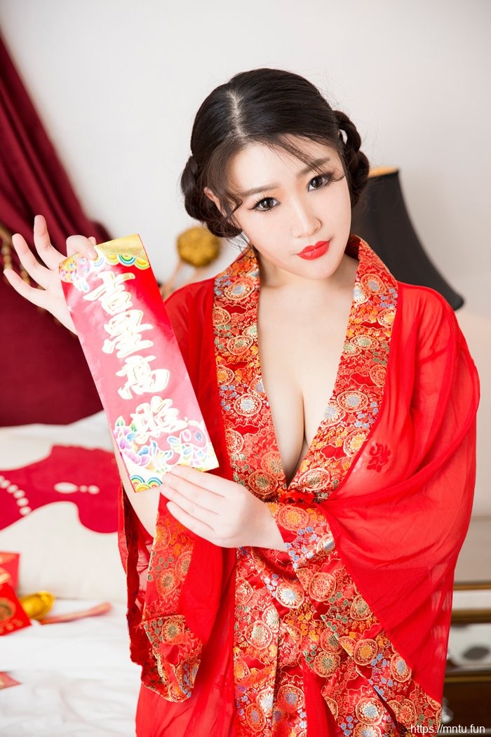 大波美女穿红肚兜性感图片