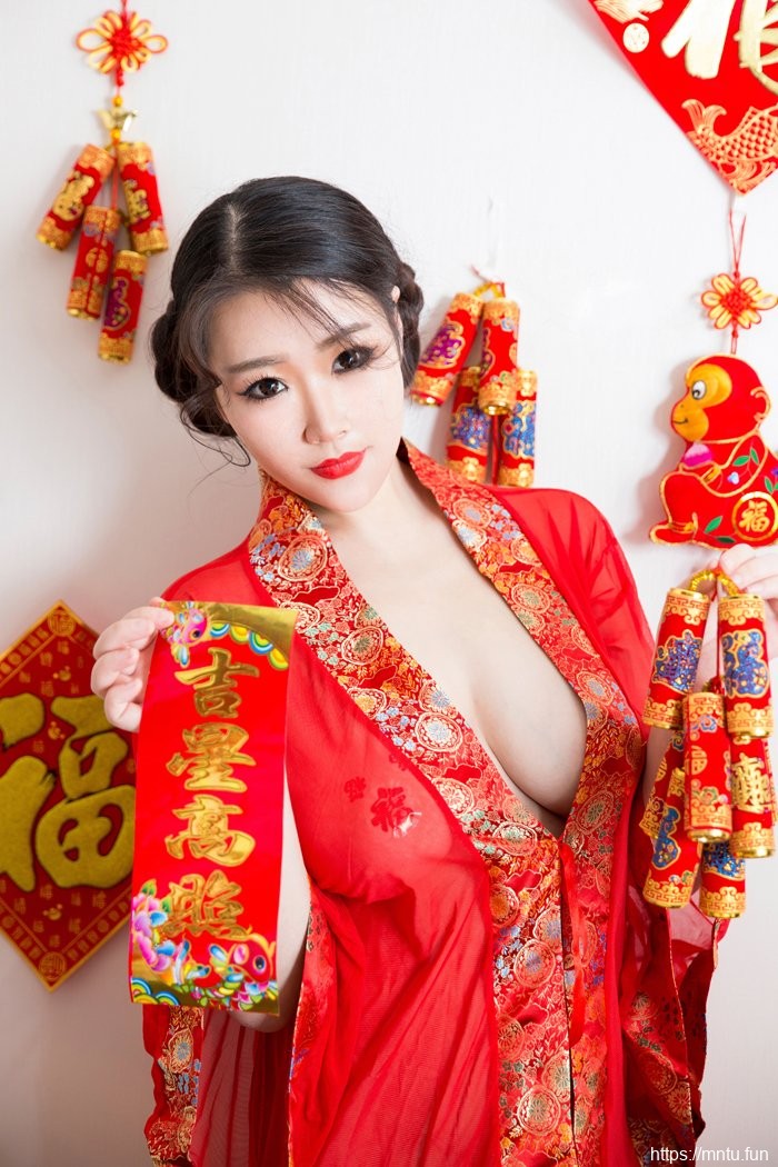 大波美女穿红肚兜性感图片