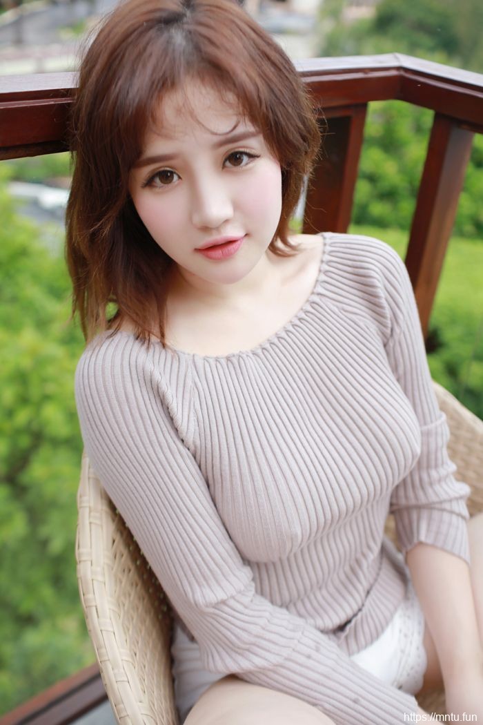 童颜巨乳美女真空上阵乳头凸显