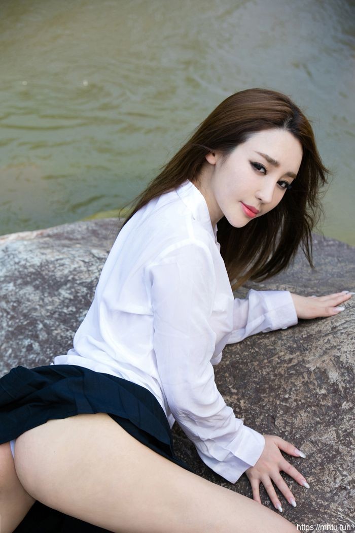 网红美女户外小河边赤裸写真