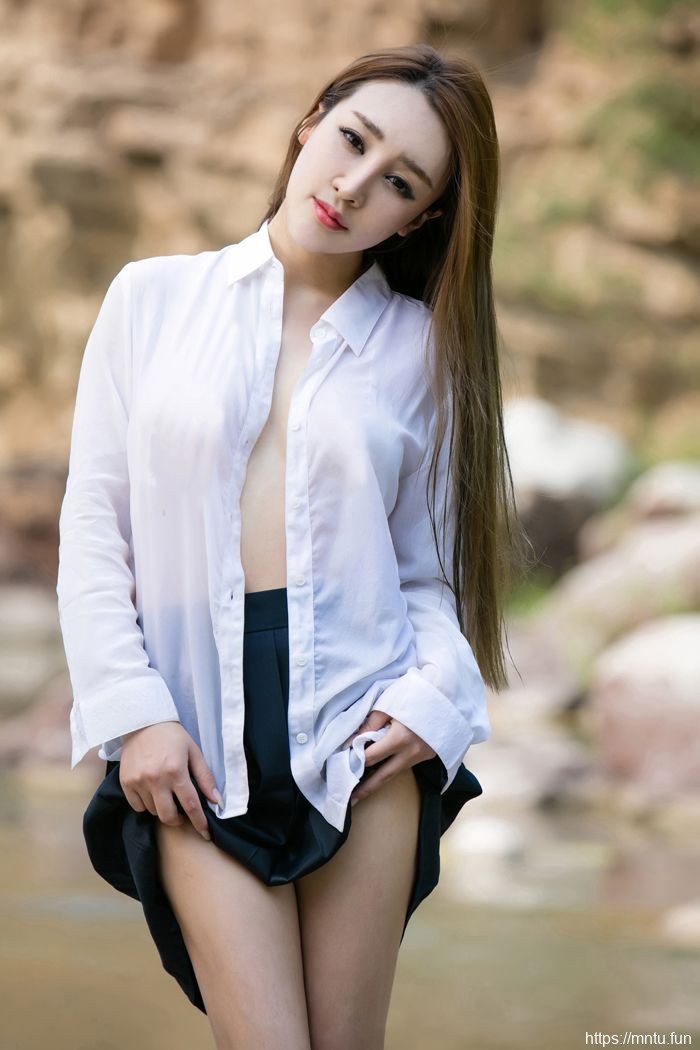 网红美女户外小河边赤裸写真