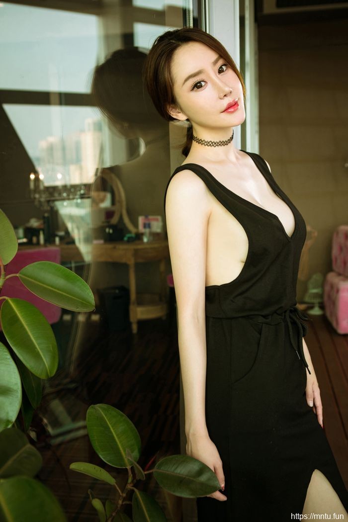 欣凌透视睡裙性感美乳写真