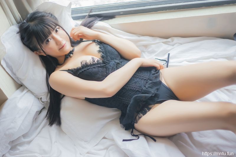 外表很清纯咪咪却很大的萌妹子真让人心动