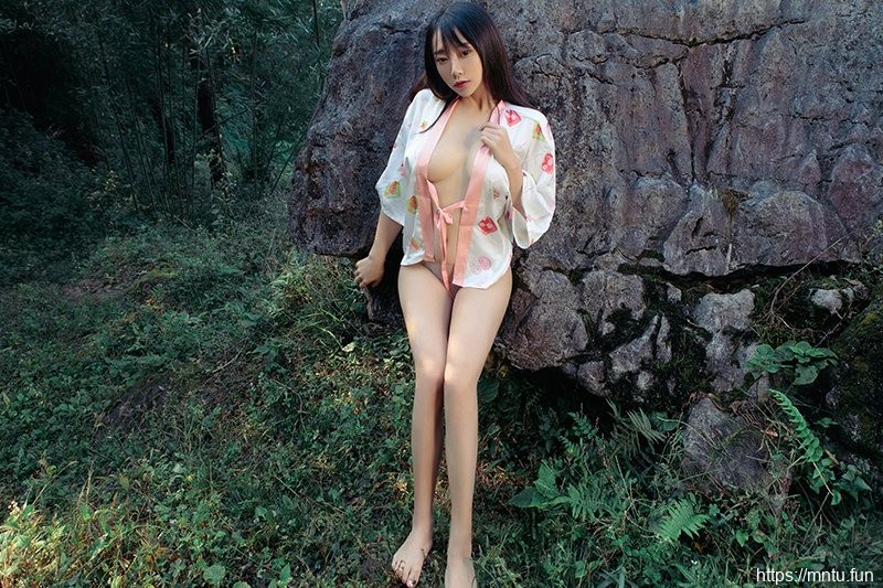 极品嫩模何嘉颖山村老屋赤裸写真