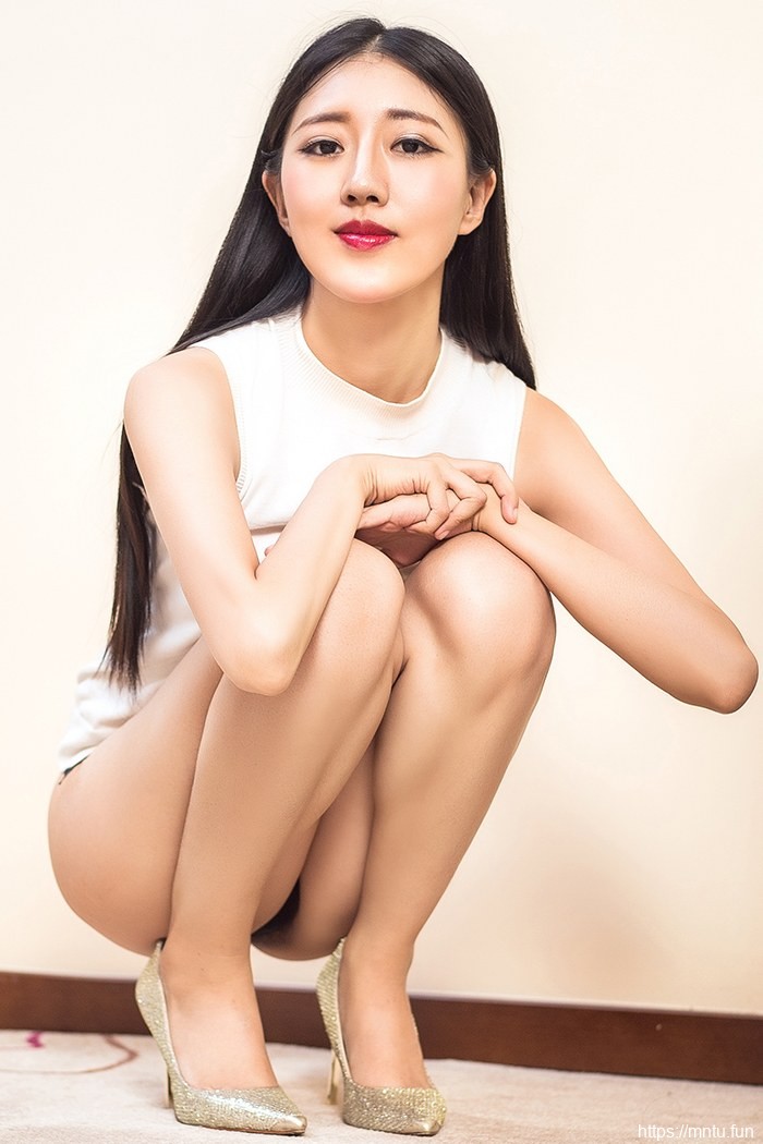 寂寞熟女王竹手掩私处身材棒