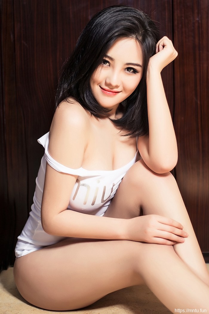 美乳少妇高萌萌湿身诱惑