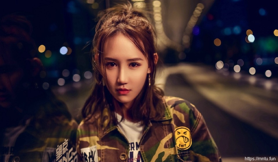 夜晚街头上的迷彩衣率性美女随意写真