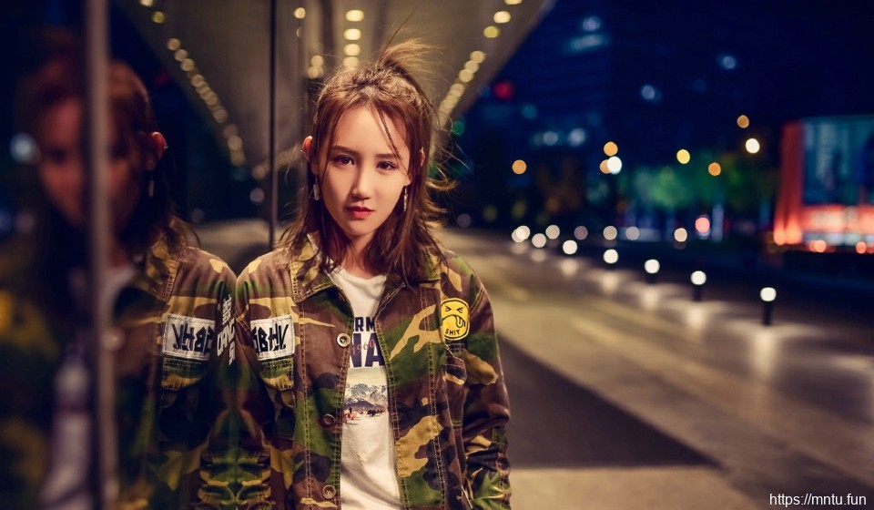 夜晚街头上的迷彩衣率性美女随意写真