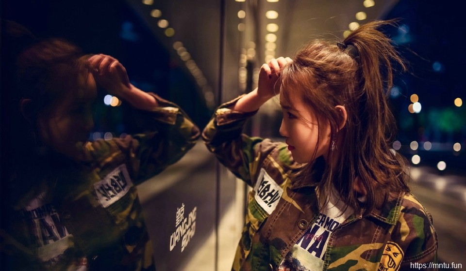 夜晚街头上的迷彩衣率性美女随意写真