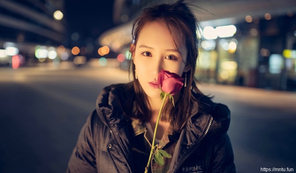 夜晚街头上的迷彩衣率性美女随意写真