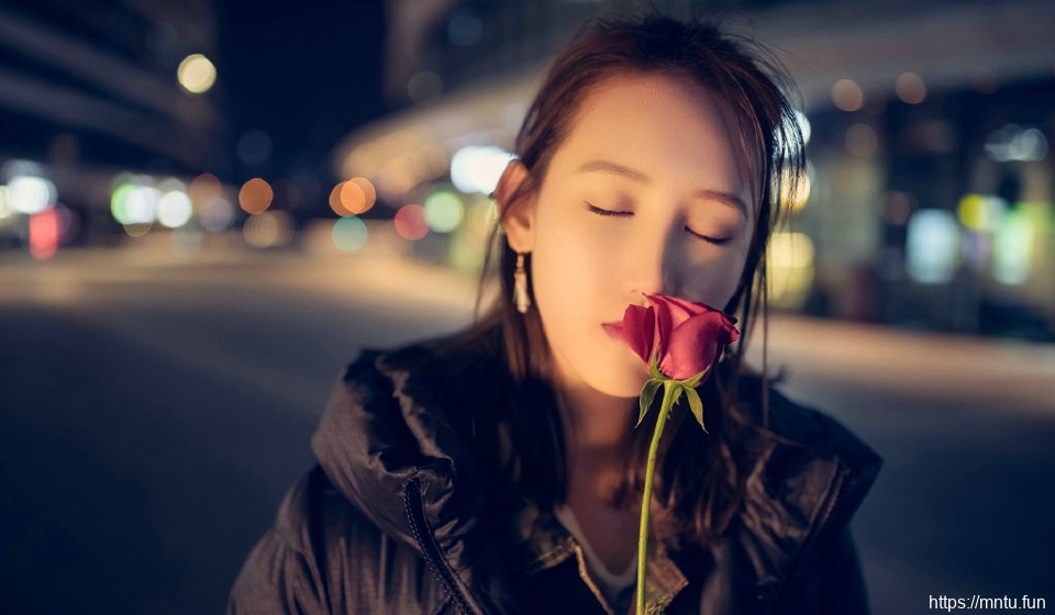 夜晚街头上的迷彩衣率性美女随意写真