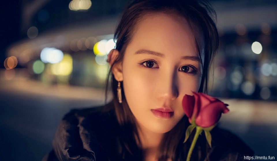 夜晚街头上的迷彩衣率性美女随意写真