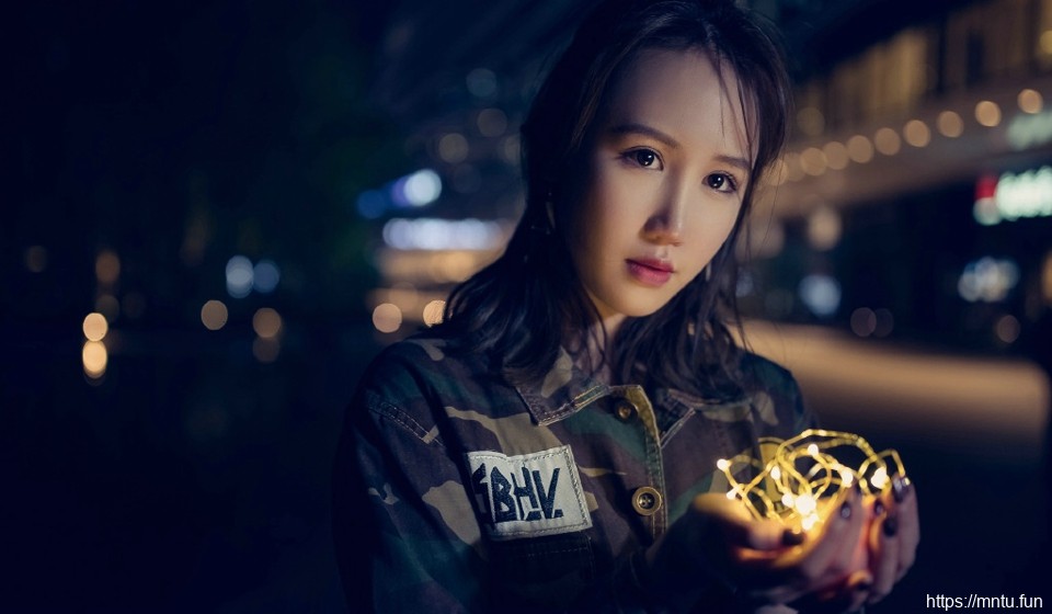 夜晚街头上的迷彩衣率性美女随意写真