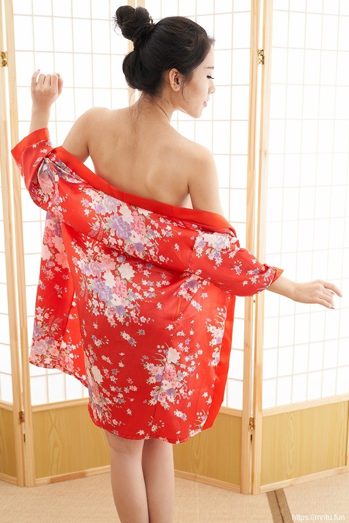 日本和服美女很白也很风骚