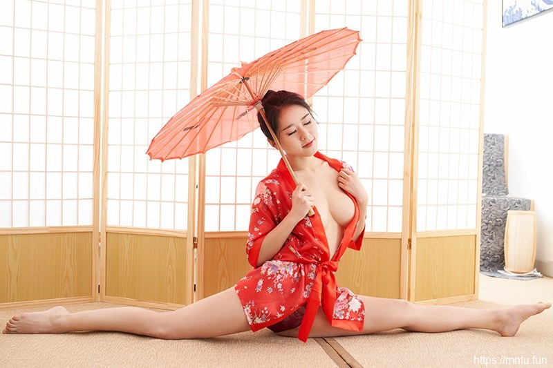 日本和服美女很白也很风骚