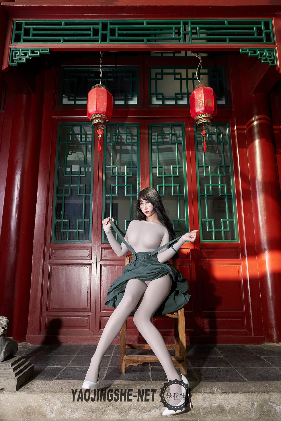 [妖精社]V1905_嫩模焦艺禁锢在屋檐下主题紧身连体服饰真空秀火辣身材诱惑写真50P