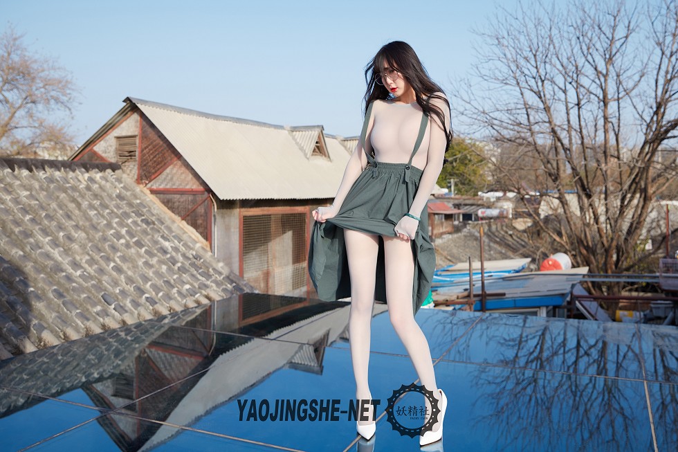 [妖精社]V1905_嫩模焦艺禁锢在屋檐下主题紧身连体服饰真空秀火辣身材诱惑写真50P