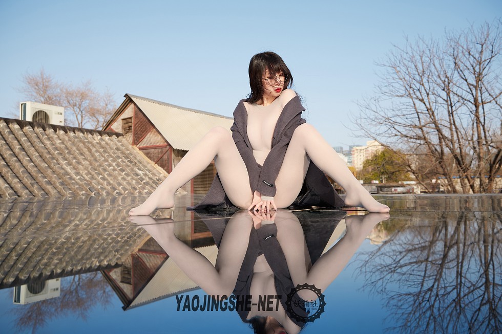 [妖精社]V1905_嫩模焦艺禁锢在屋檐下主题紧身连体服饰真空秀火辣身材诱惑写真50P