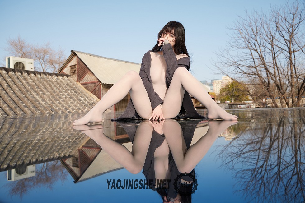 [妖精社]V1905_嫩模焦艺禁锢在屋檐下主题紧身连体服饰真空秀火辣身材诱惑写真50P