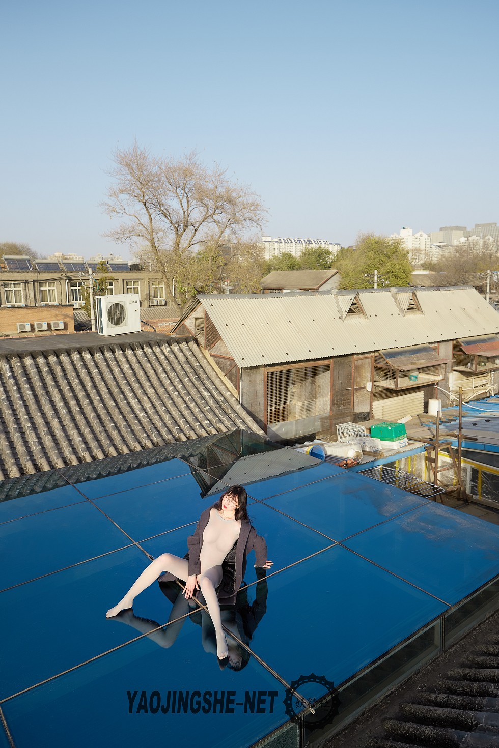 [妖精社]V1905_嫩模焦艺禁锢在屋檐下主题紧身连体服饰真空秀火辣身材诱惑写真50P