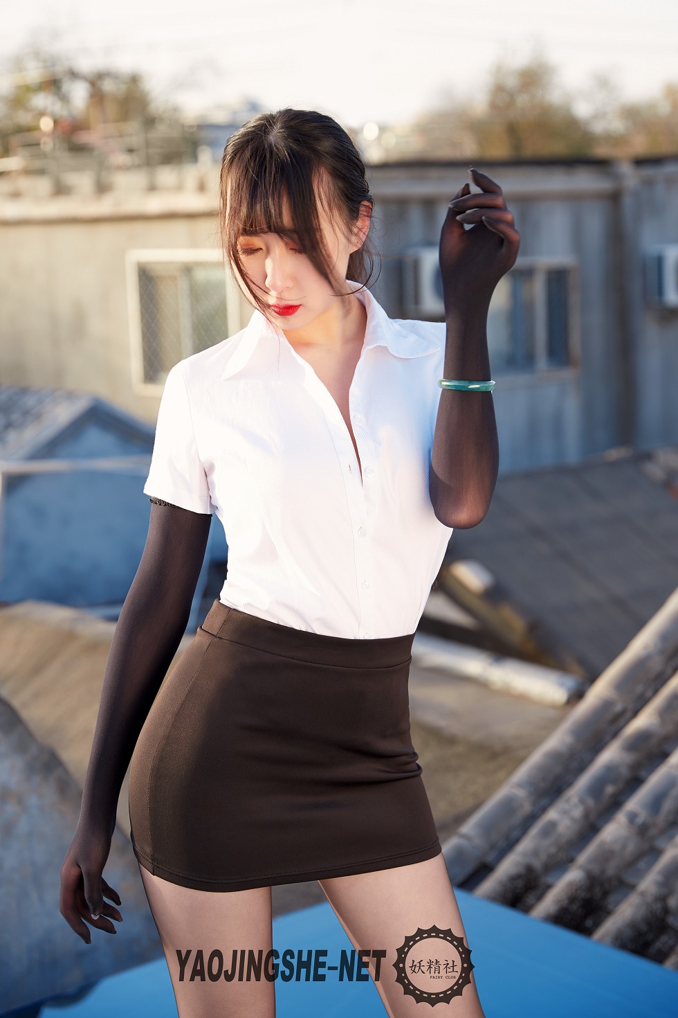 [妖精社]V1905_嫩模焦艺禁锢在屋檐下主题紧身连体服饰真空秀火辣身材诱惑写真50P