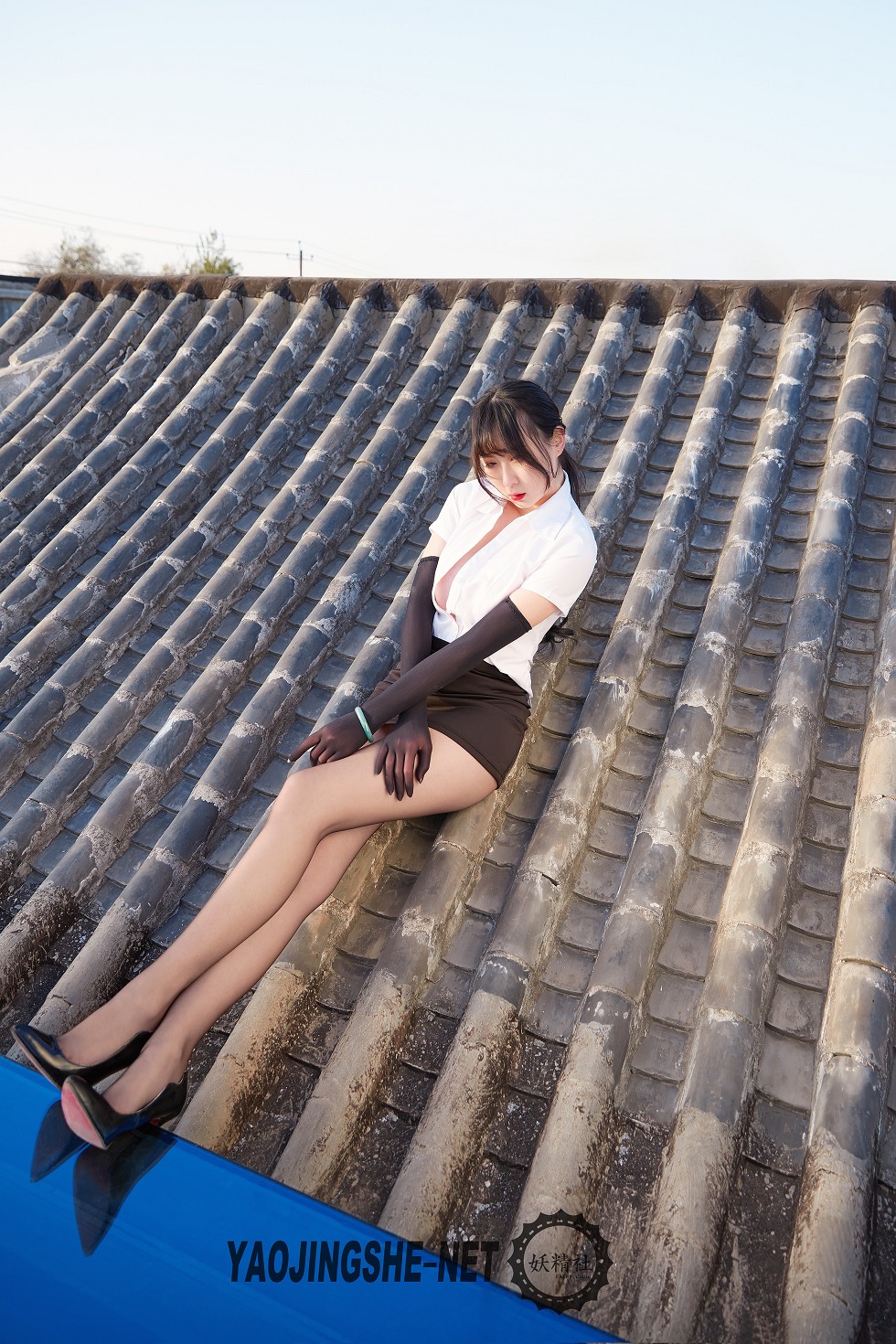 [妖精社]V1905_嫩模焦艺禁锢在屋檐下主题紧身连体服饰真空秀火辣身材诱惑写真50P