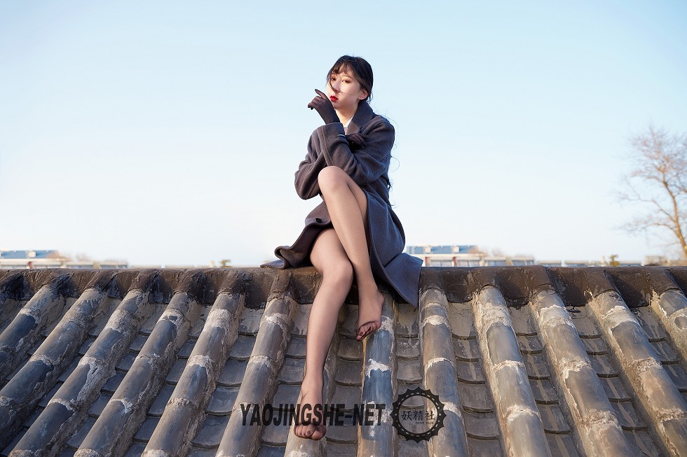 [妖精社]V1905_嫩模焦艺禁锢在屋檐下主题紧身连体服饰真空秀火辣身材诱惑写真50P