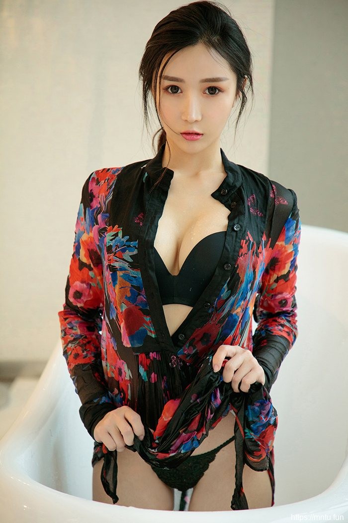 蜜桃臀巨乳美女